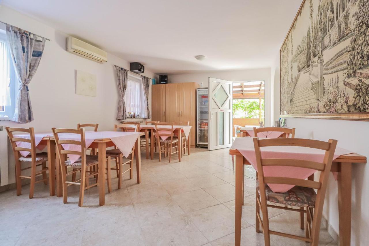 Pension Nina Umag Bagian luar foto